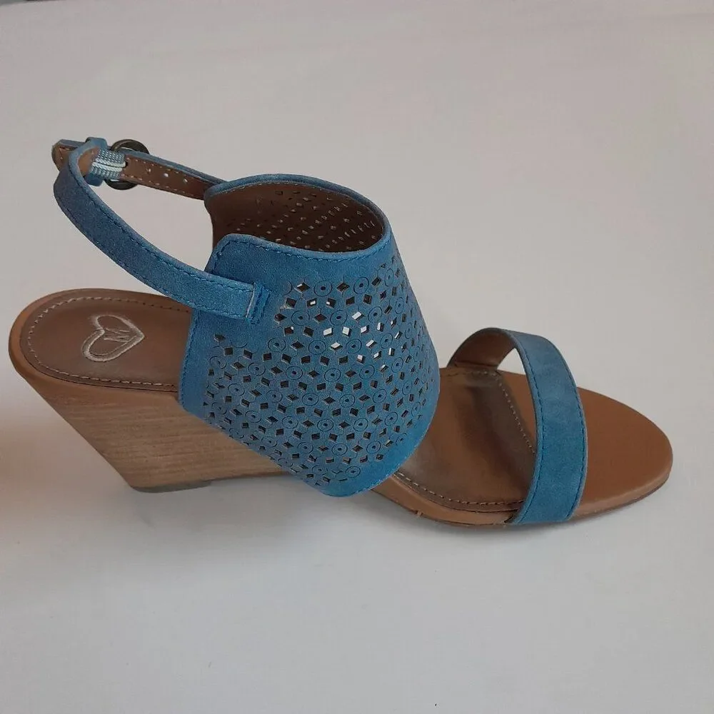 Madeline Women’s shoes, Color Blue open toe sandals. Size 8M